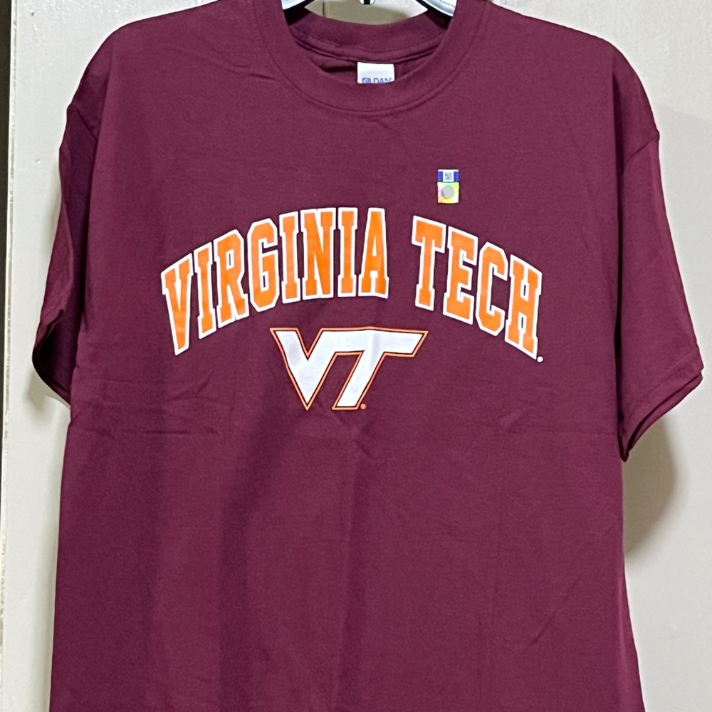 SELLING GILDAN T SHIRT WITH GRAPHIC LOGO SIZE LARGE COLOR BURGUNDY SHORT SLEEVE